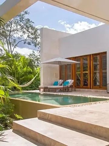 Privater Pool und Terrasse mit Liegestühlen in einer Villa bei Chable Yucatan