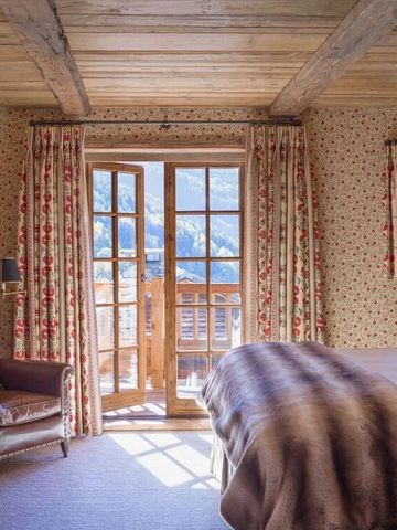 Helles Schlafzimmer mit Balkon und Bergblick, rustikale Holz- und Stoffelemente