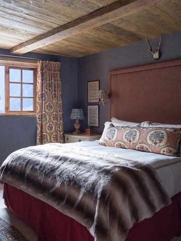 Modernes Schlafzimmer mit Holzelementen und Fenster mit Bergsicht