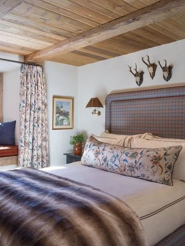 Lichtdurchflutetes Schlafzimmer mit Holzdecke und Bergblick, edle Einrichtung