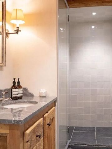 Elegantes Badezimmer mit Waschbecken, Spiegel und beleuchteter Dusche