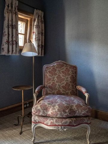 Gemütliche Ecke mit antikem Stuhl und Stehlampe im Chalet-Stil