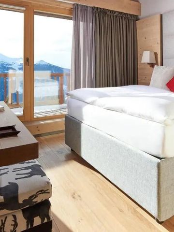 Gemütliches Hotelzimmer mit Balkon und Panoramablick auf die Berge