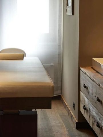 Spa-Behandlungsraum mit modernem Design und angenehmer Beleuchtung