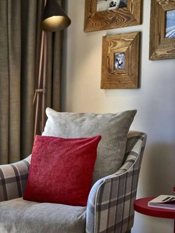 Moderner Sitzbereich mit stilvollen Kissen und Bildrahmen