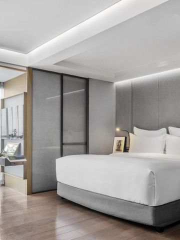 Helles Hotelzimmer mit modernem Design und Kingsize-Bett