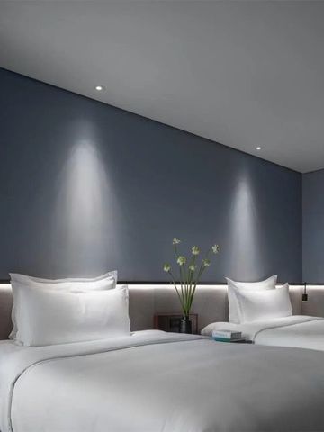 Zweibettzimmer mit eleganter Beleuchtung und minimalistischem Stil