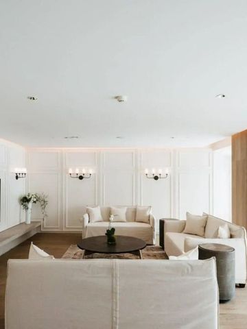 Elegante Lounge mit luxuriösen Sofas und stilvoller Dekoration in neutralen Farbtönen