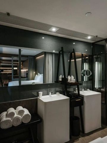 Moderner Badezimmerbereich mit zwei Waschbecken und stilvoller Beleuchtung