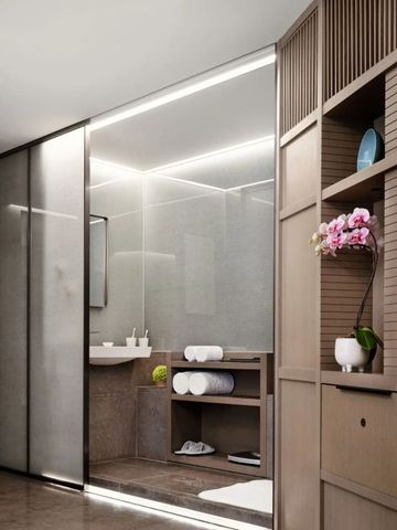 Modernes Badezimmer mit offener Gestaltung und stilvollen Einbauten