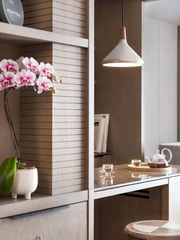 Elegantes Detail in einem stilvollen Zimmer mit Orchidee und Teekanne