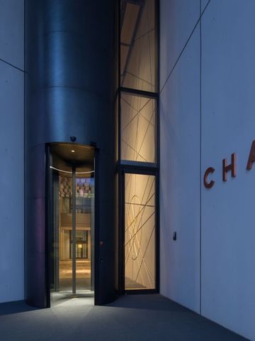 Moderne Außenansicht des CHAO Hotels mit künstlerischem Eingangsbereich