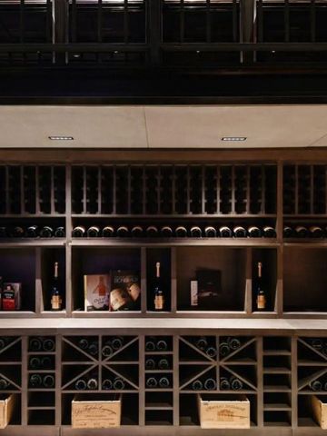 Weinkeller mit Regalen und Flaschen im CHAO Sanlitun Beijing