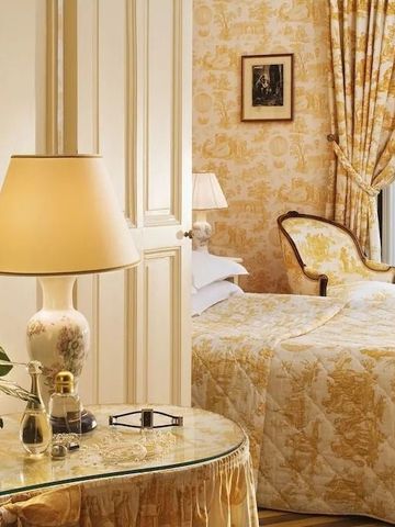 Einladender Raum mit gelber Tapete und klassischem Interieur.