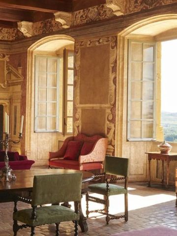 Eleganter Salon mit antiken Möbeln und weitläufigem Ausblick durch geöffnete Fenster