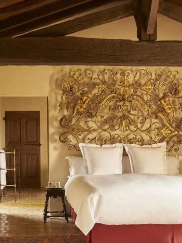 Luxuriöses Schlafzimmer mit edlem Bett und kunstvoller Wandgestaltung