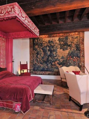 Großes Schlafzimmer mit Baldachinbett und dekorativer Wandteppich