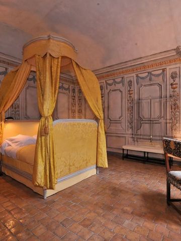 Geräumiges Schlafzimmer mit kunstvoll verziertem Baldachinbett und eleganten Wandmalereien