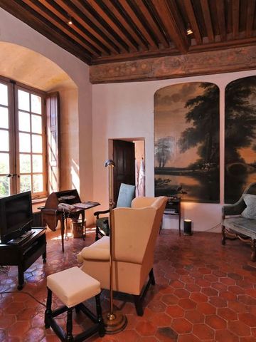 Eleganter Wohnbereich mit großer Fensterfront und stilvollen Möbeln