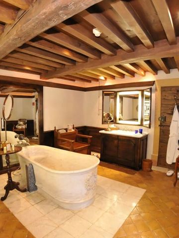 Charmantes Badezimmer mit rustikaler Einrichtung und stilvoller Badewanne