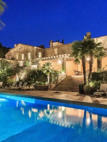 Château de Berne Außenansicht bei Nacht mit beleuchtetem Pool und Palmen