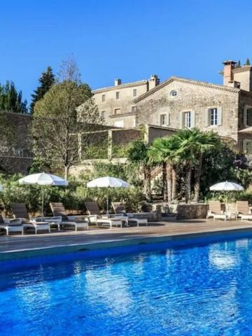 Außenpool bei Tag mit Sonnenschirmen und Château de Berne im Hintergrund