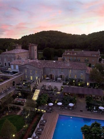 Luftaufnahme des Hotels Le Château de Berne bei Sonnenuntergang
