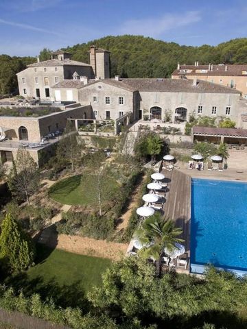 Hotelanlage mit Pool und Garten in der Sonne