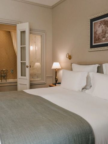 Gemütliches Hotelzimmer mit ensuite Bad im Château de Fonscolombe.