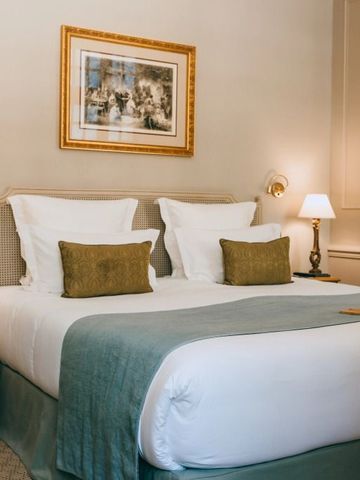 Hotelzimmer mit Doppelbett und stilvollem Dekor im Château de Fonscolombe.