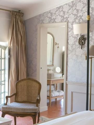 Einladendes Zimmer mit Balkonblick und stilvoller Einrichtung.