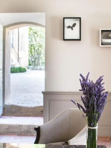 Elegantes Interieur mit offenen Türen und Lavendelstrauß.