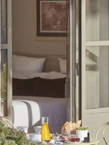 Gemütliche Terrasse mit Frühstückservice und Blick ins Zimmer.