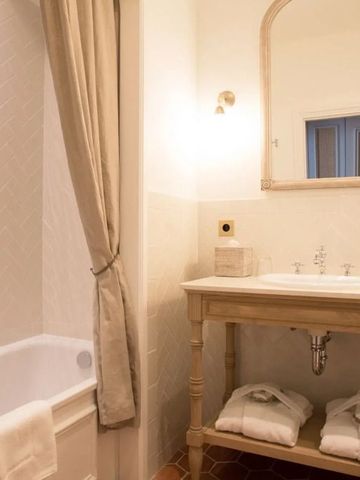 Elegantes Badezimmer mit Badewanne und Holzunterschrank.