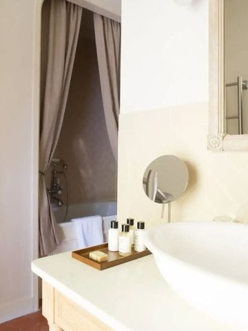 Elegantes Badezimmer mit Waschtisch und Pflegeprodukten.