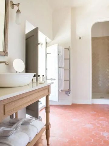 Geräumiges Badezimmer mit begehbarer Dusche und Waschtischbereich.