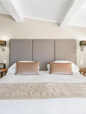 Helles Schlafzimmer im Hotel mit modernem Design und bequemen Kissen.