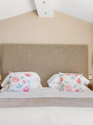 Gemütliches Hotelzimmer mit großem Bett und eleganten Nachttischen.