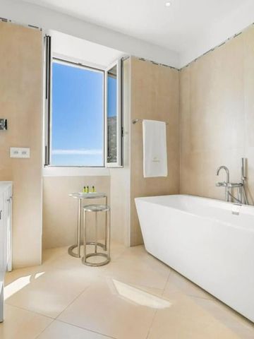 Modernes Badezimmer mit freistehender Badewanne und Fensterblick