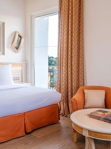 Elegantes Hotelzimmer mit hellen Akzenten und gemütlichen Sesseln