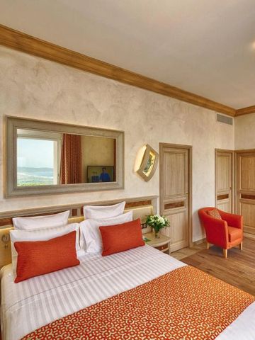 Harmonisch eingerichtetes Schlafzimmer mit warmen Farbtönen und modernem Design