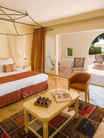 Elegantes Hotelzimmer mit Terrassenblick aufs Meer.