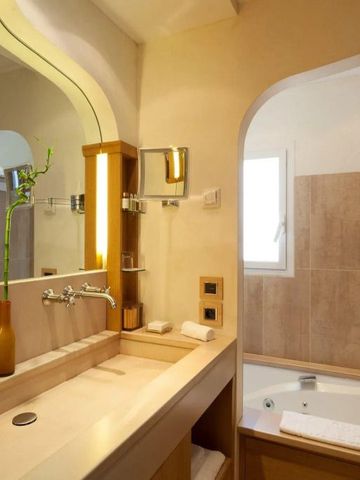 Luxuriöses Badezimmer mit elegantem Waschbereich und Badewanne.