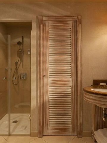 Elegantes Badezimmer mit edler Duschkabine und stilvollen Details.