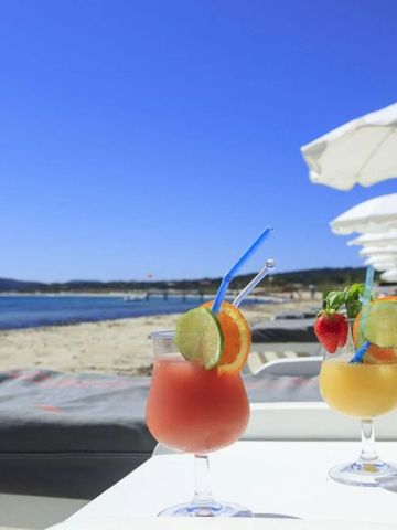 Cocktails am Strand mit Sonnenschirmen und Meerblick