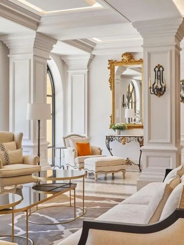 Opulente Lobby mit klassischen Säulen und eleganten Sitzmöbeln