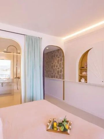 Modernes Zimmer mit Blick ins Badezimmer