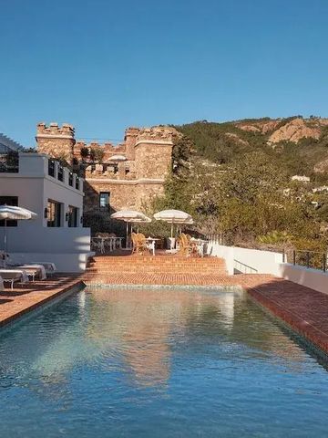 Außenpoolbereich mit Blick auf ein historisches Gebäude