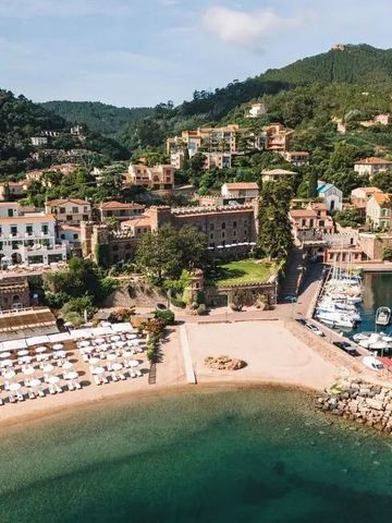 Luftaufnahme des Hotelkomplexes mit Blick auf Meer und Strand
