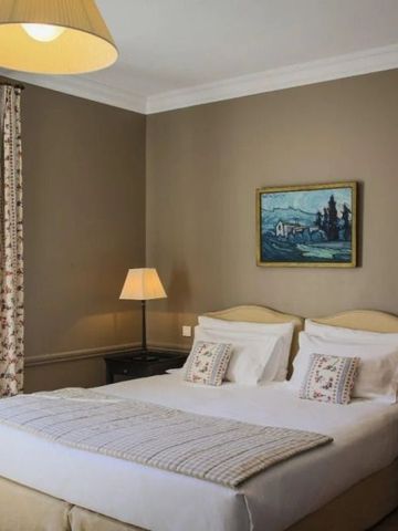 Gemütliches Schlafzimmer mit Doppelbett und dekorativen Kissen